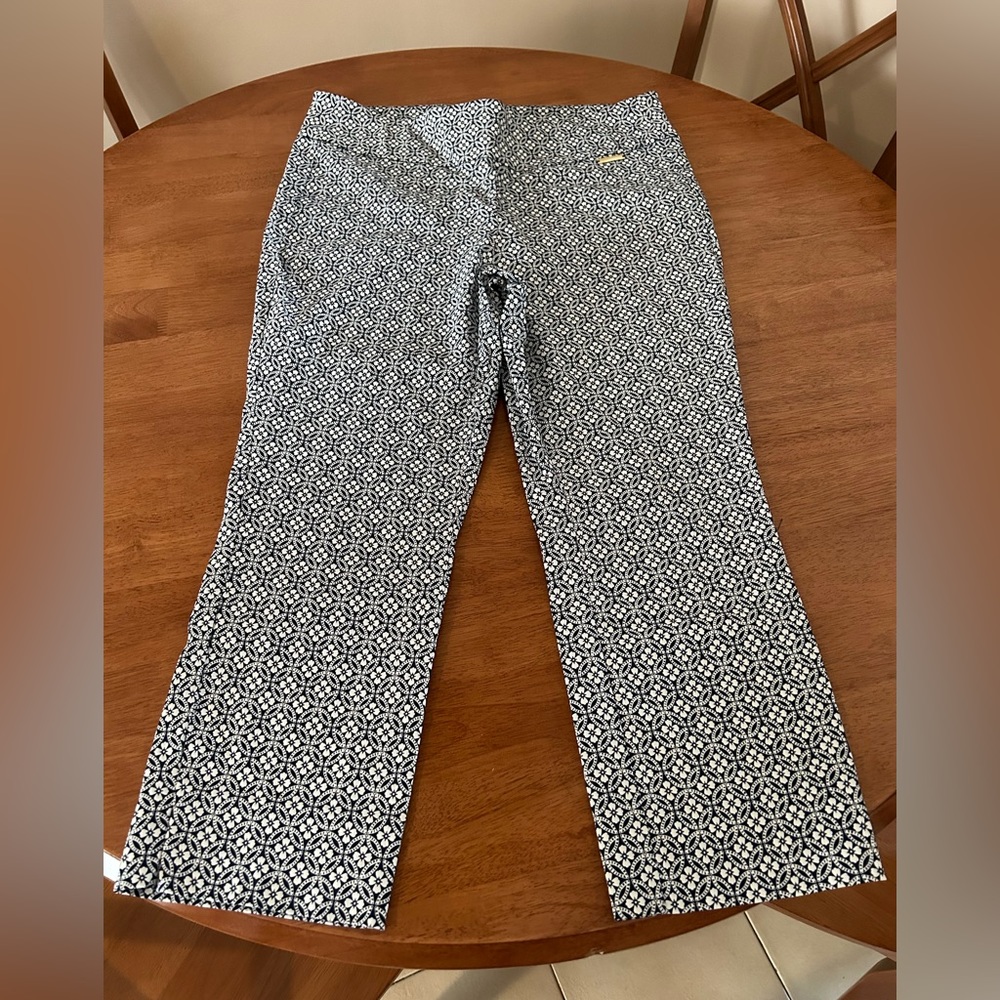 Roz & Ali Super Stretch skinny Capris size 14. New without tags black and white